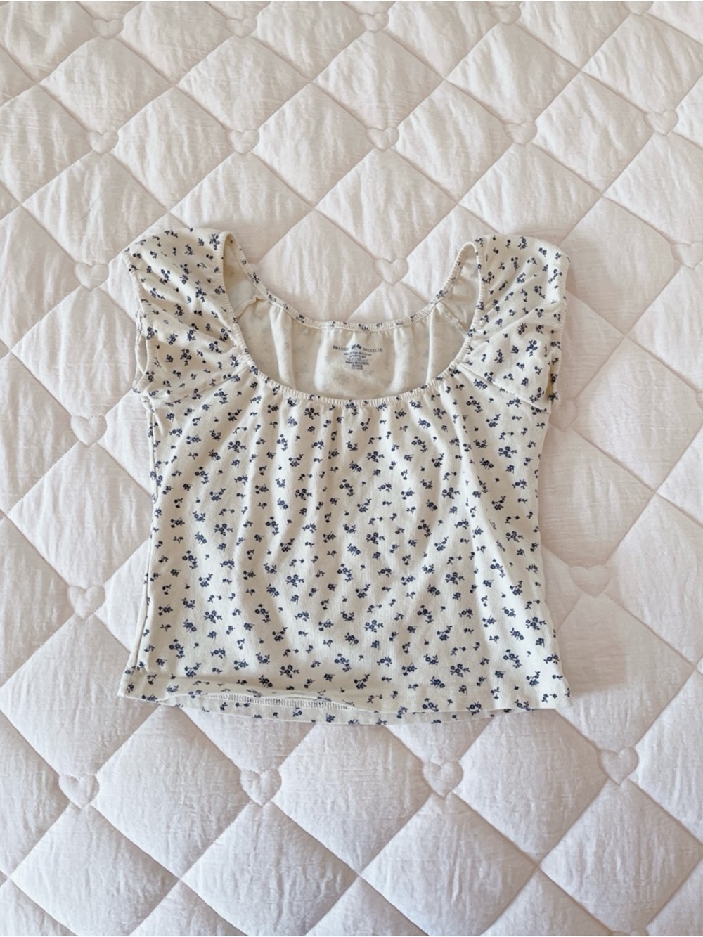 𝜗𝜚 brandy melville cream & deep blue floral cropped blouse top